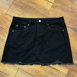 American Eagle Women’s 8 Black Denim Jean Mini Skirt Pockets Button Distressed